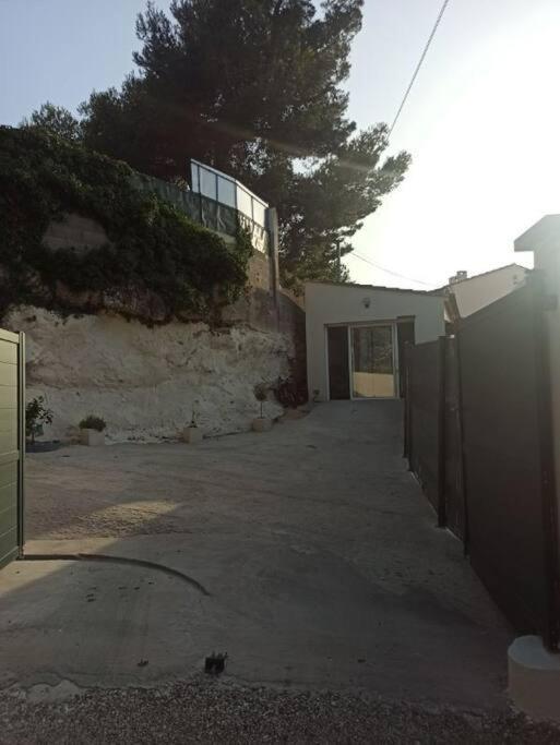 Maison, Rue Calme Dans Village Saint-Mitre-les-Remparts Exterior foto